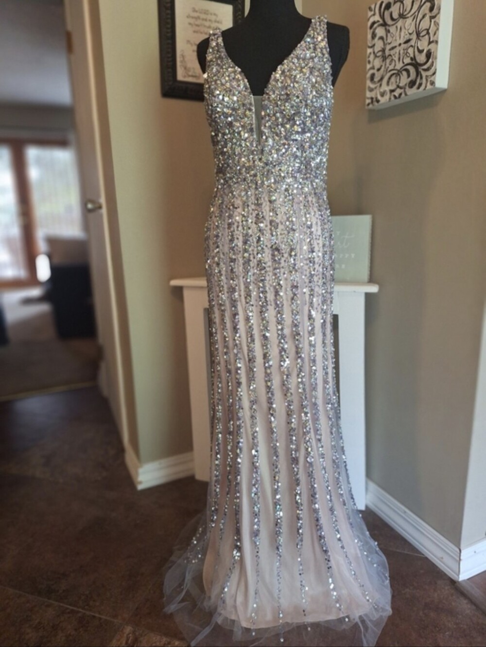 😮 Dave & Johnny Silver & Nude Sequin V-Neck Evening Gown 7/8